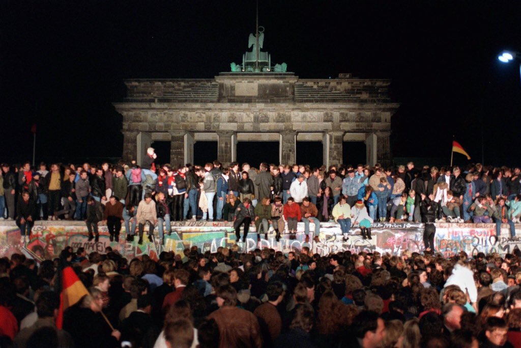 The night the Berlin Wall fell.
28 years ago... #Berlin #BerlinWall #9November1989 #brandenburggate 
#Freedom #reunificationofgermany