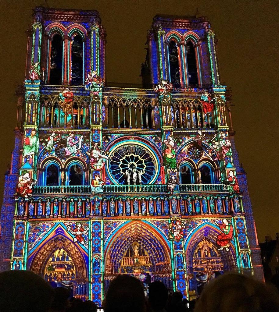 Incredible light show at #notredame in #Paris #damedelacour #WWI #heartofparis #soundandlightshow #frenchhistory #… ift.tt/2zrqgNK
