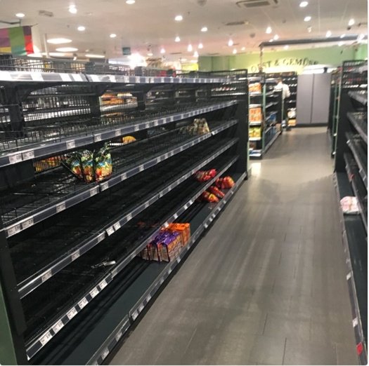 JohannesBuckler's tweet photo. In Germania qualcuno vuole solo prodotti tedeschi. Il supermercato Edeka di Amburgo ha lasciato sugli scaffali per un giorno solo prodotti tedeschi. https://t.co/bcKtkLQz1p