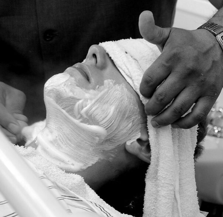 TheMugandBrush's tweet photo. Wet Shave Specialists 💁🏼‍♂️👨🏽
.
.
#mugandbrush #barbershop #barberlife #london #barber #wetshave #gentlemansclub #bestshave #southwestlondon https://t.co/g2a9m268qK