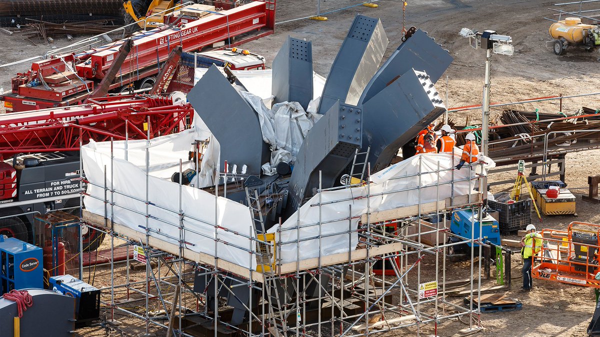 SpursOfficial's tweet photo. Our iconic single-tier South Stand continues to take shape, with the 262 tonne supporting 'trees' now being assembled on site. 🔩 🏟️

Find out more -  https://t.co/ExMBA5KtFr

#SpursNewStadium https://t.co/q0D7MV3s5w