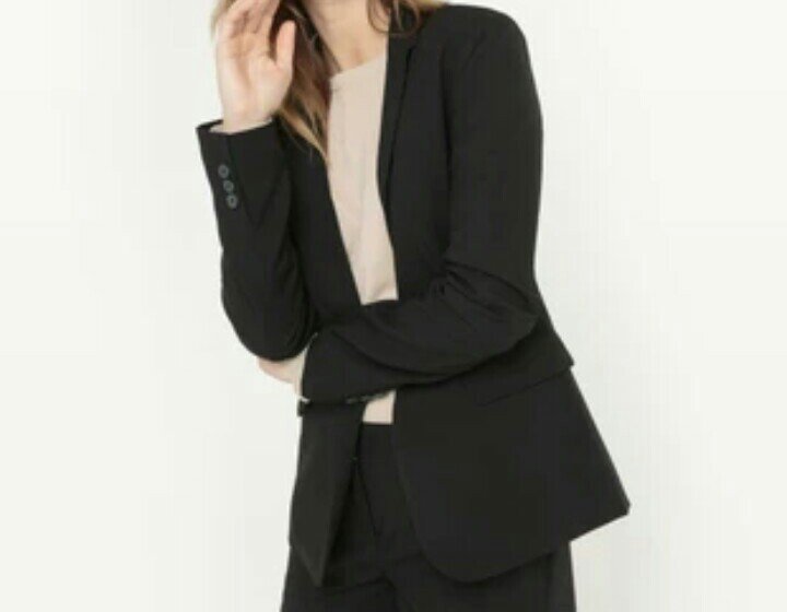 StylisteAbidjan's tweet photo. La pro jusqu'en 2018
Tarif Étudiant 
Costume Homme 40.000 f
Costume Dame 35.000 f
Chemise blanche pour veste 10.000f https://t.co/T7ZPeco6sm