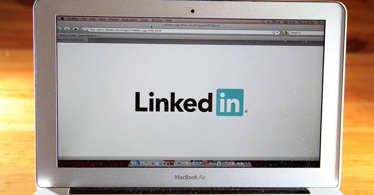 EssayHeaven's tweet photo. What Every #College #Student Should Post on #LinkedIn via @mashable https://t.co/xH9SSU8uXk https://t.co/BlOJO5k4T8