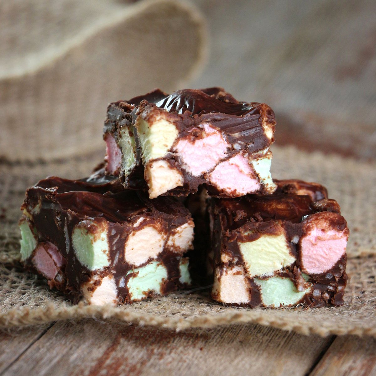 EatInEatOutMag's tweet photo. These Fudgy Marshmallow Squares are pure joy in your mouth! https://t.co/8IxwB62C2T https://t.co/FTjWJC7y77