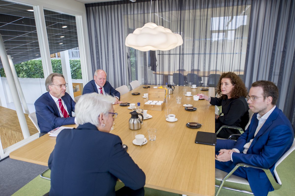 VanIerselJan's tweet photo. De minister van OCW @IngridvanEngelshoven heeft vandaag haar eerste werkbezoek afgelegd bij NHL Stenden. Was zeer geïnteresseerd. https://t.co/BVuQWVQYPv