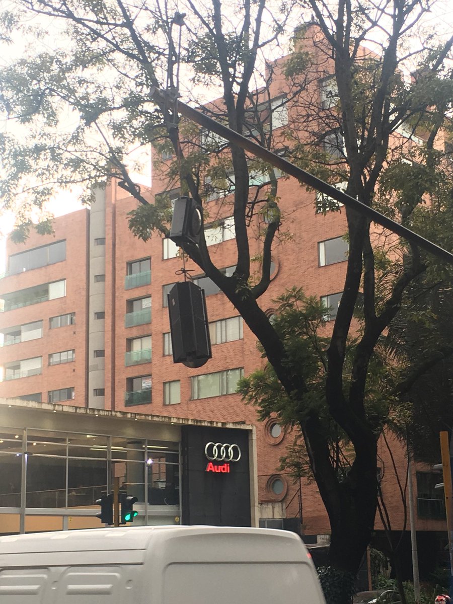FelipeHurtadoF's tweet photo. @Bogota ojo con este semáforo que está que cae sobre alguien! Cra 11 calle 86 https://t.co/38HfDtfqMn