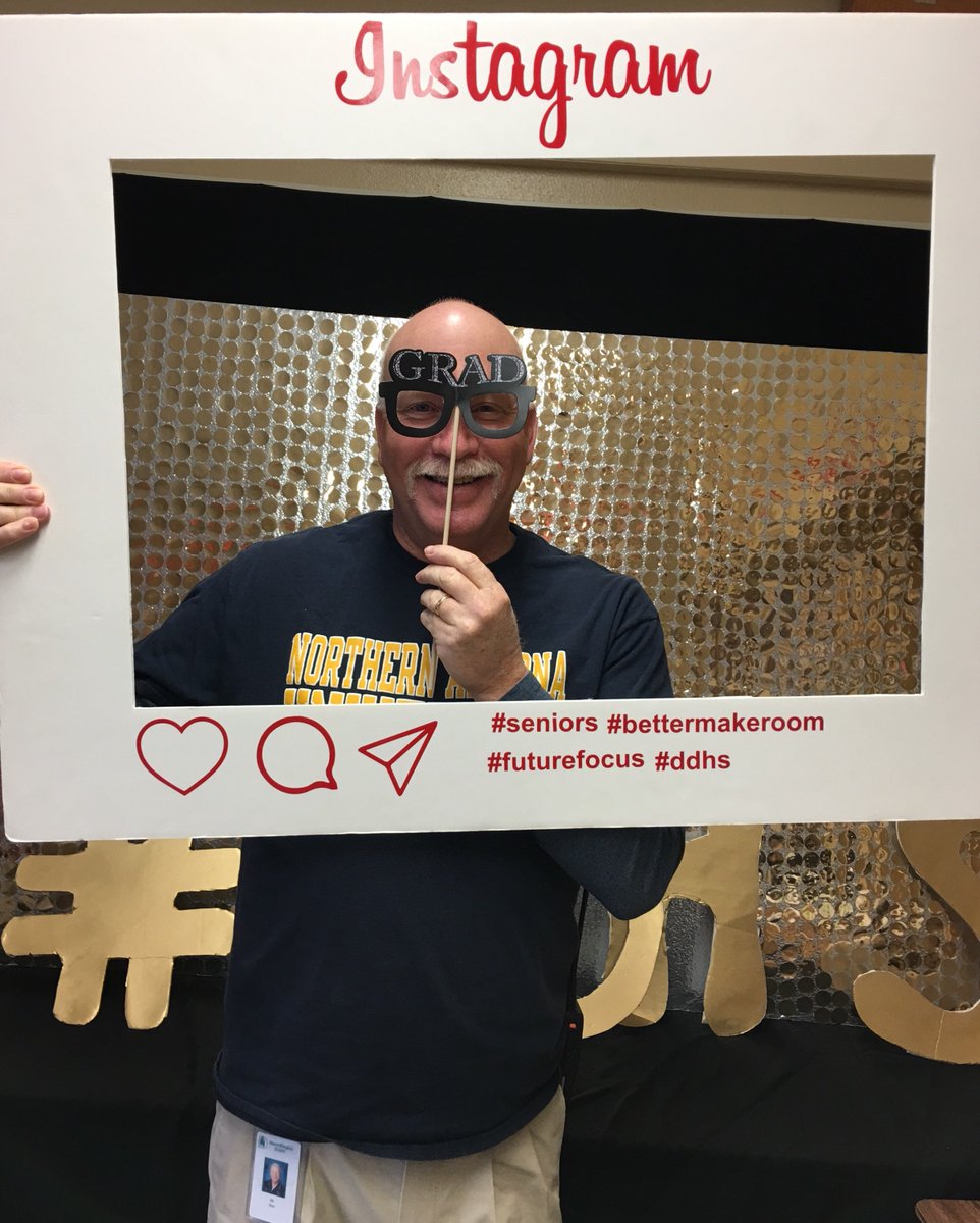 DDHSCollegeCtr's tweet photo. Principle Bier is celebrating Application Week and looking fabulous doing it! @BetterMakeRoom #Applicationweek #DDHS https://t.co/OhSveaeDRr