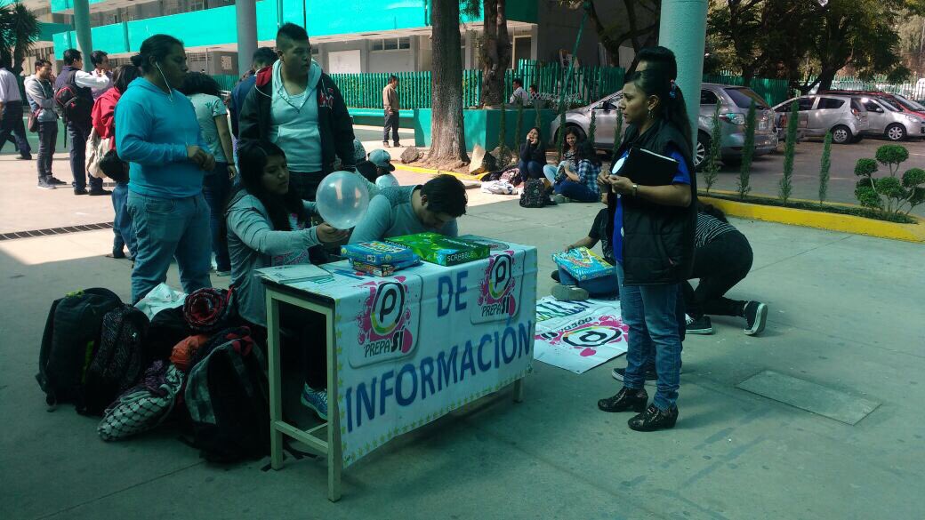 ActividadesPSi's tweet photo. En módulo @P_Prepa_Si de Colbach 13 y Cetis 49 @DelegacionXochi se realizan actividades recreativas y deportivas con jóvenes y se les entrega tarjeta informativa del programa. #EjeDeporteYRecreacion. https://t.co/j8L9HtVZgs
