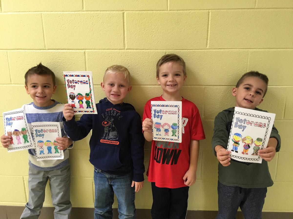 Manetuck1's tweet photo. 🇺🇸🇺🇸🇺🇸🇺🇸Kindergarten students are proud to showcase the cards they made for Veterans in honor of Veteran's Day!🇺🇸🇺🇸🇺🇸🇺🇸 https://t.co/S64OytxWdq