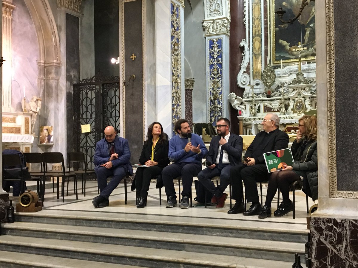 GiuseLovascio's tweet photo. Presentazione della nona edizione i novello sotto il castello. In bocca al lupo ragazzi! 

#conversano
#novello 
#enogatronomia https://t.co/MSicpUN21E