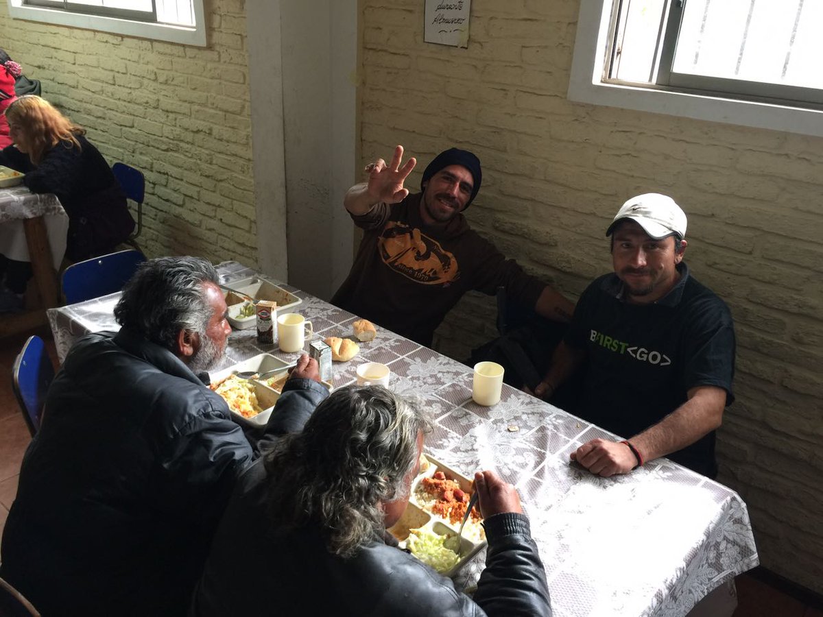 alimentasonrisa's tweet photo. [PROGRAMA CALLE] A pocas semanas de finalizar el año y en plena primavera, nuestros voluntarios siguen acompañando cada sábado a las personas en situación de calle del comedor Padre Pio, de la población La Bandera https://t.co/KLkn2gakVV