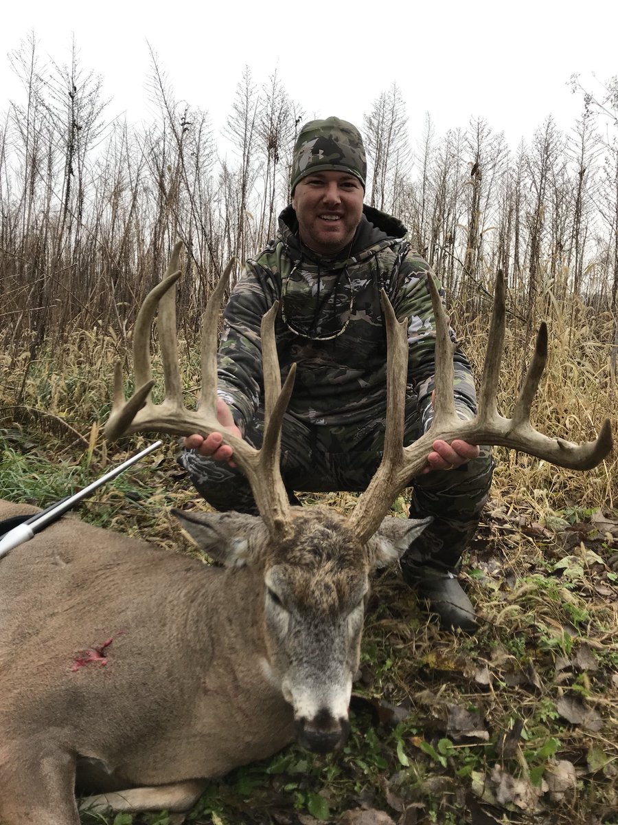 MarineRebb's tweet photo. A friend of mine with the buck of a lifetime! #BuckBuster https://t.co/uAQHOTUWfc