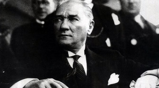 senveben2013's tweet photo. Mevsimin suçu yok, yokluğun soğuk  #10Kasım nur icinde yat canim ATAM https://t.co/I2fa56GAiS