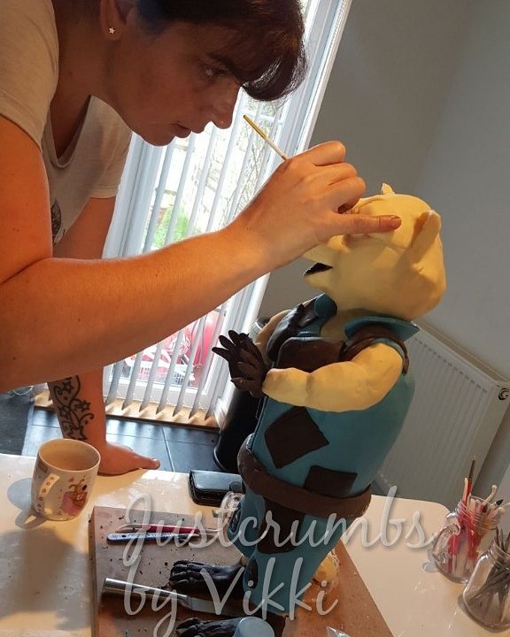 VikkiCollins80's tweet photo. Amazing time with Laura from @sugarspicecakesuk one 24" edible Rocket raccoon, #nooneseatingthiscake #lovemyjob #allreadyforgroot https://t.co/pkpbazJEsB