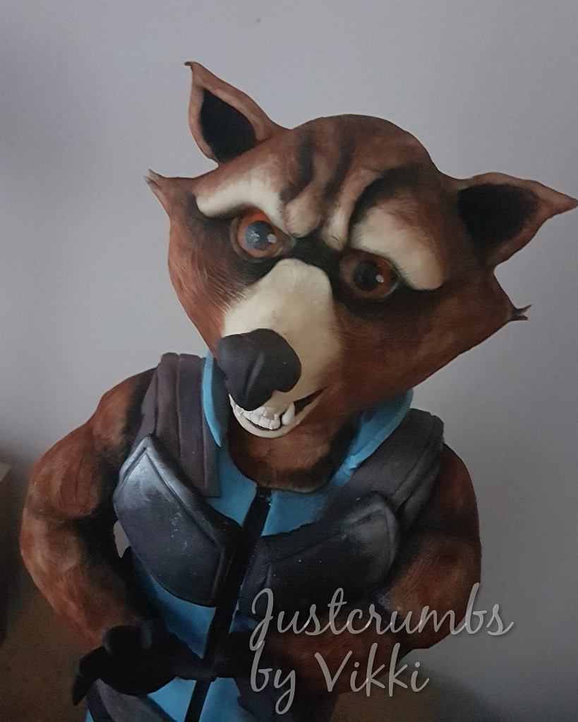 VikkiCollins80's tweet photo. Amazing time with Laura from @sugarspicecakesuk one 24" edible Rocket raccoon, #nooneseatingthiscake #lovemyjob #allreadyforgroot https://t.co/pkpbazJEsB