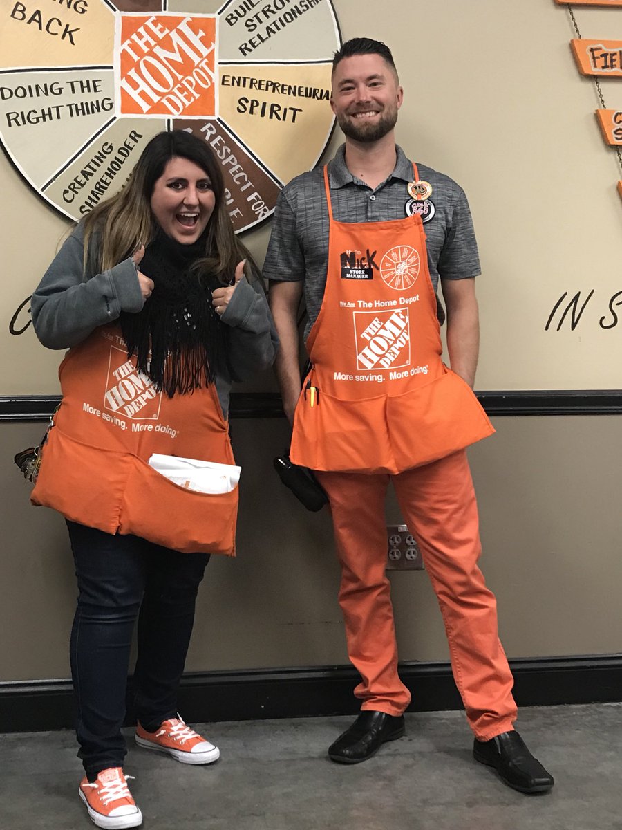 8408OAM's tweet photo. 90% Online sat calls for @rodgersnick3 and the orange pants! And Louise is playing ball with the orange shoes! #orangepantchallenge #onlinesatonpoint https://t.co/KOnksF93Ti