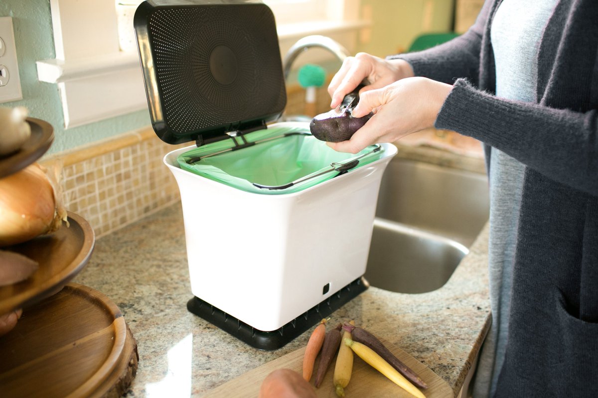 Composting science 101. Did you know that a good compost bin mixes both green waste 🍎(fruit + veggie scraps, coffee grounds, egg shells) and brown waste 🥜(shredded newspaper, nut shells, wood chips) to create the perfect “blend”?