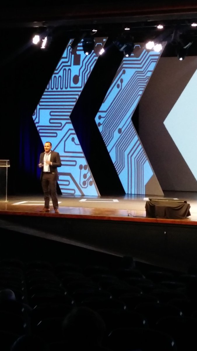CPICCR's tweet image. IoT: The new edge of data es el tema que expone el Ing. Albán Sánchez, CEO de Lantern Technologies en su charla para #TECCOM2017