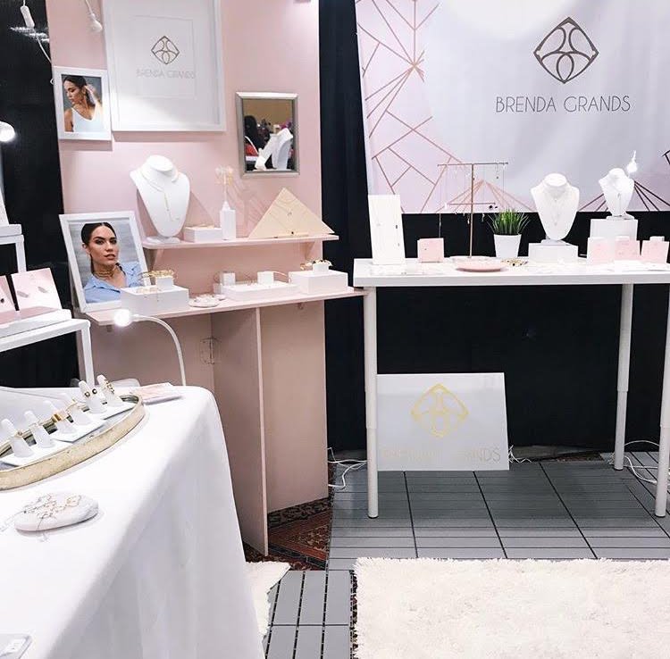 DowntownHouston's tweet image. Don't miss the Grand Opening of the new Make(her) pop-up boutique @GreenStreetHou tomorrow 11/10 from 5-7 pm ft. @StatelineDesign, @brendagrands &amp;amp; @Camelliaalise. Regular hours Mon-Sat (10 am to 7 pm). #ShopLocal bit.ly/2ynKVys