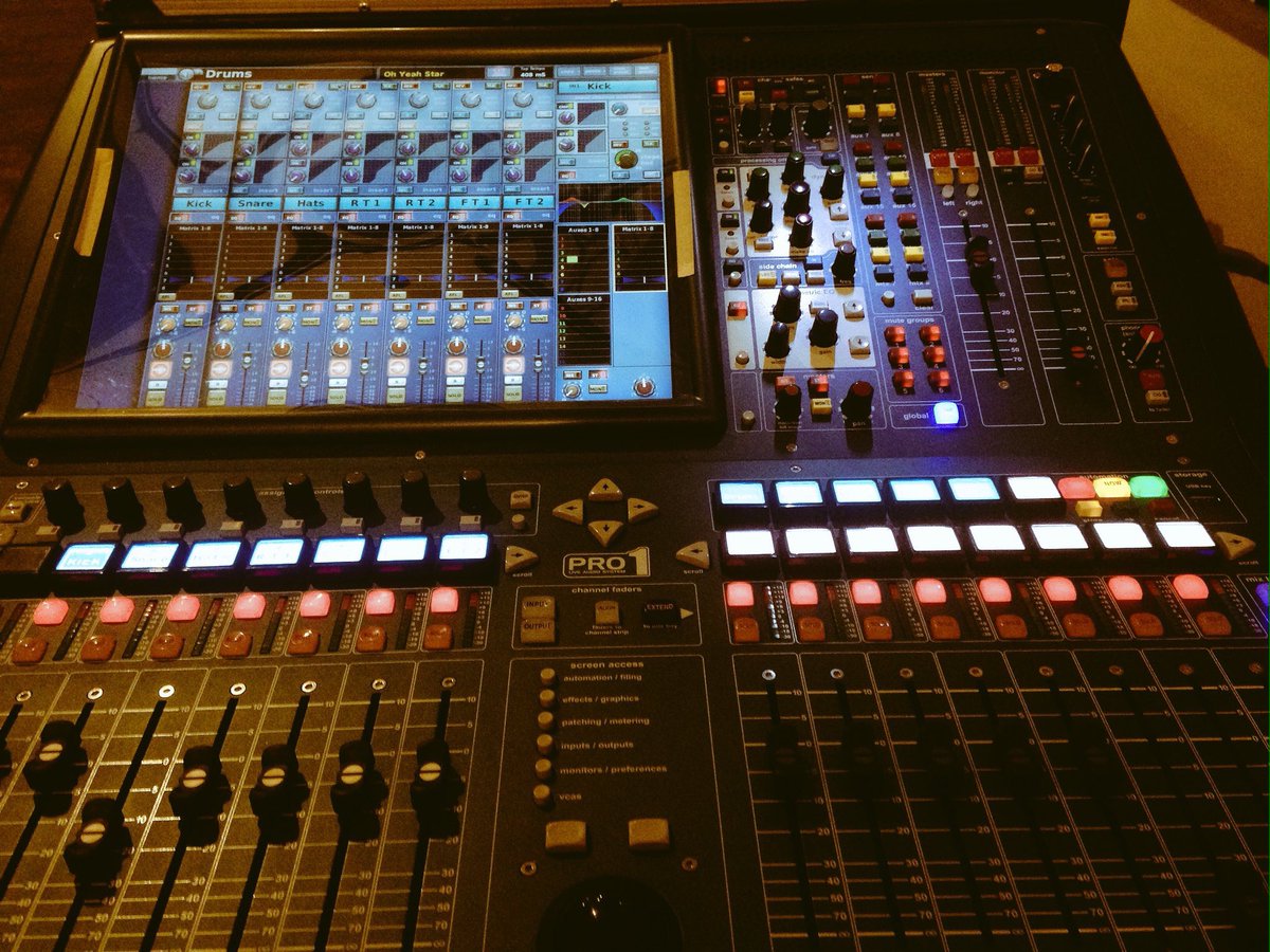 Brilliant night mixing this years Scratch acts at the <a href="/OhYeahCentre/">Oh Yeah Music Centre</a> tonight! #sofb17