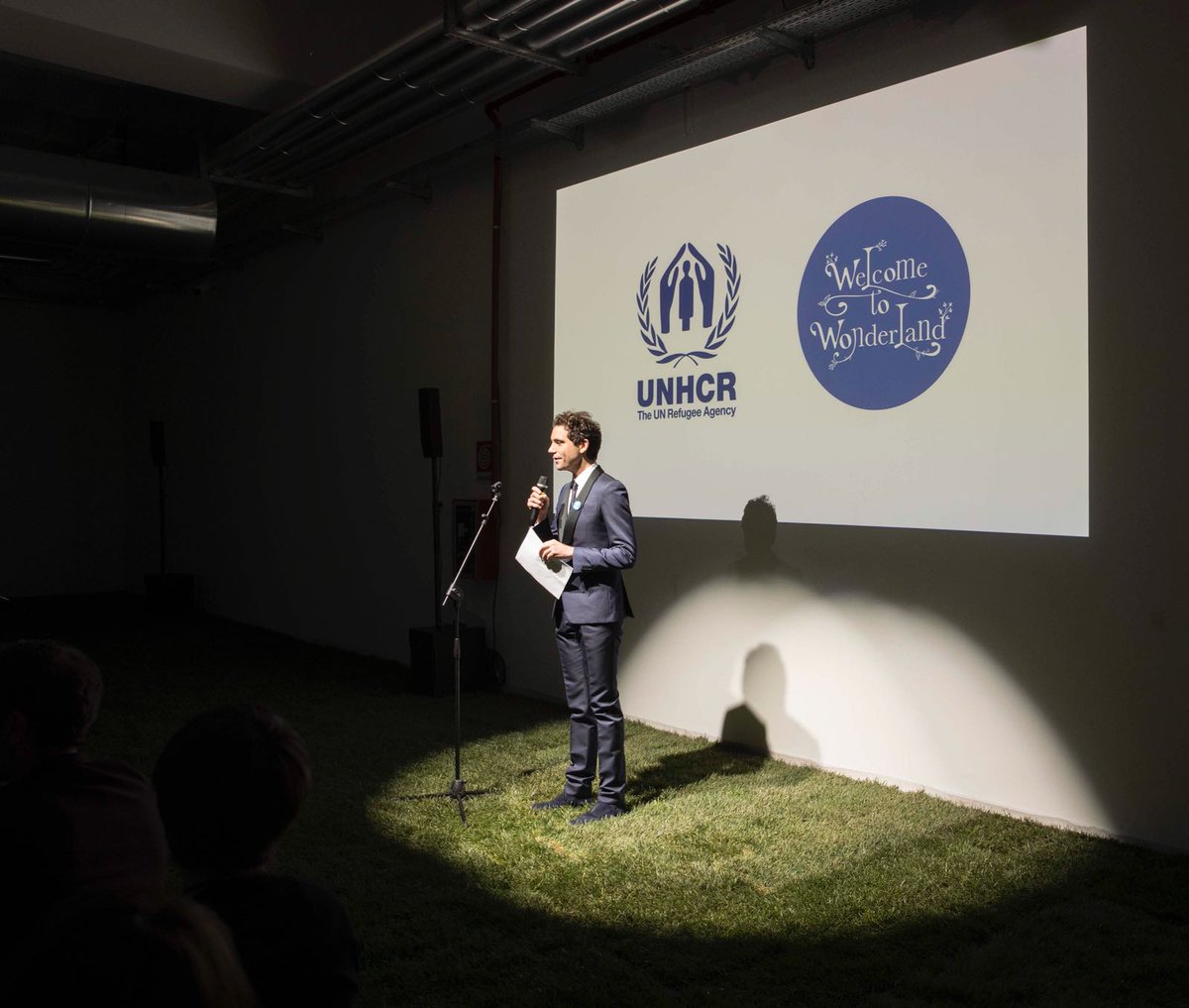 UNHCRItalia's tweet photo. "Più di 3,5milioni di bambini rifugiati non vanno a scuola. Istruzione diritto umano inalienabile" @mikasounds #WelcomeToWonderland https://t.co/fPOfqMlNzL