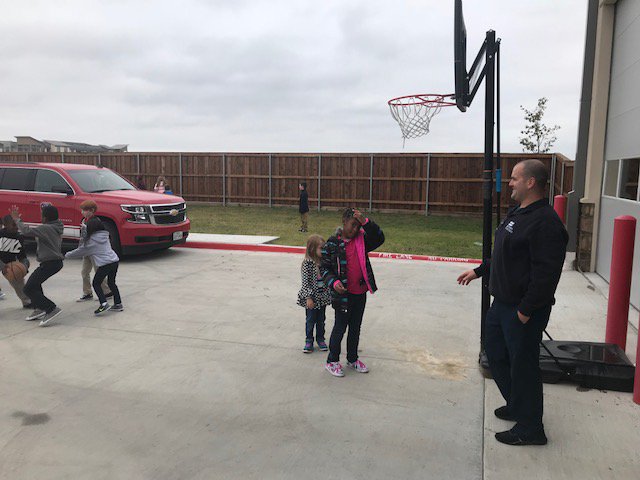 ForneyFD's tweet photo. Big shout to the second grade students from @BlackburnElem who stopped by Fire Station No. 2 today for a tour! Great seeing yall! #ForneyConnects #ForneyFire https://t.co/6RVnWT9amB