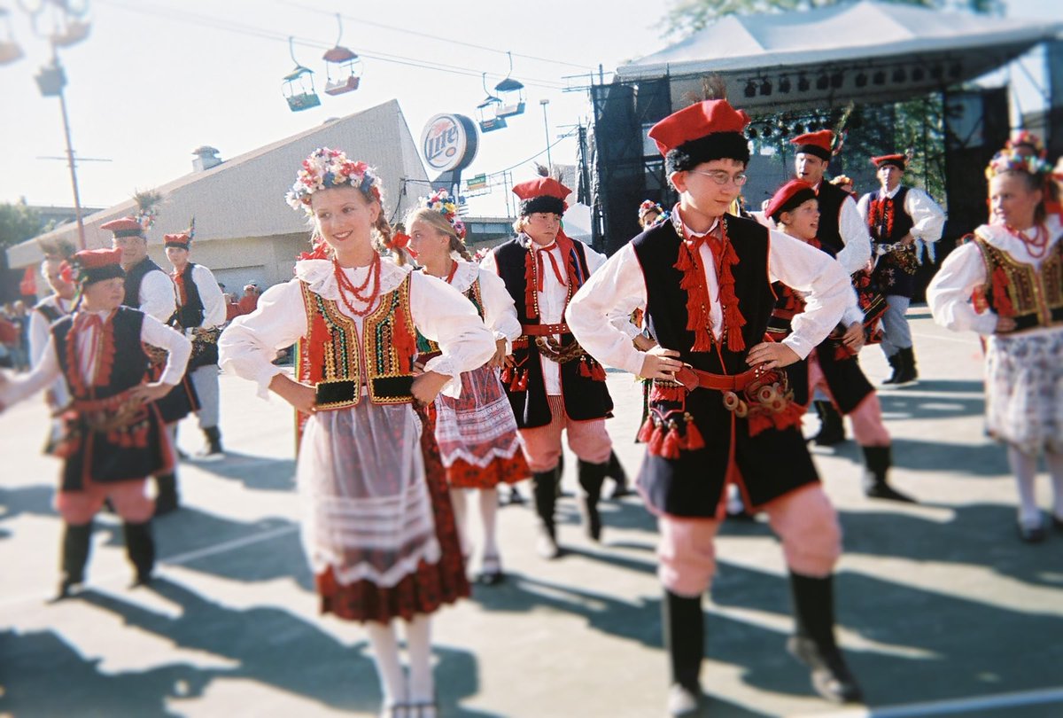 MargaretNaczek's tweet photo. #likePolska This Saturday is Polish Independence Day. What I like about @Poland is the vibrancy of the culture through folk dance. From a slow Kujawiak to lively Oberek, Polish dance illustrates the color of the country. #PolishDance #PolishDancer https://t.co/KGzmrz99CS