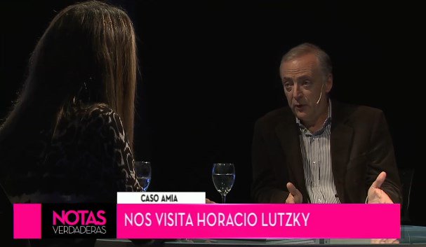 QMnoticias's tweet photo. #NotasVerdaderas @Horaluz sobre #Menem en los juicios: “no declaró nunca, estuvo dos veces presentes. Presentó un certificado médico que por otra parte no le impide hacer campaña y ser senador. Estuvo escuchando con cara de nada el alegato” https://t.co/17NtsFlnba