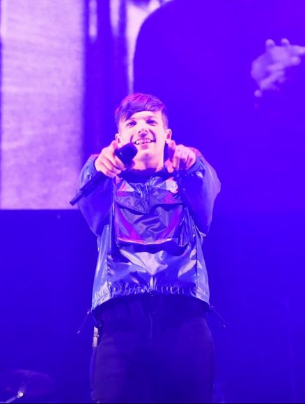 sommelier1D's tweet photo. (09/11) | Louis no palco da #Key103Live.
#LouisKey103
©https://t.co/21Vlxdtnvp https://t.co/vsldBOz3s1