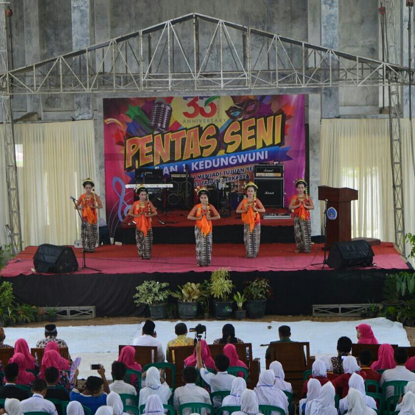 osissmandung's tweet photo. Selanjutnya kegiatan hari ke 3 diesnatalis SMAN 1 Kedungwuni adalah pentas seni, kegiatan sangat meriah diikuti oleh seluruh warga SMAN 1 Kedungwuni dan para tamu dari sekolah lain. https://t.co/DVAYUKRe0E
