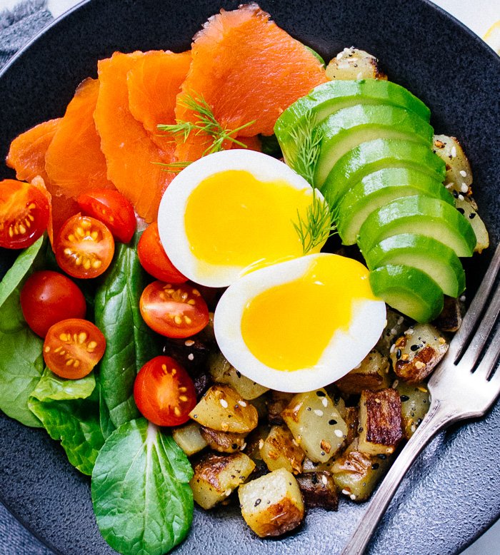 AllysonMeyler's tweet photo. So into this combo right now! Crispy potatoes seasoned with everything but the bagel spice mix and topped with smoked salmon and a luscious soft boiled egg! 😍 In partnership with @peteandgerrys #thegoodeggs https://t.co/aO3N6MXNSm https://t.co/C3R4GK3JXq