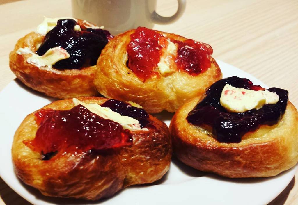 take4_it's tweet photo. これマジで何個でもいけるんだが…今日も10個以上ペロリ🍞ダイエット目標はすでに��綻してるし、まいいか😄
通訳案内士一次試験パスのごほうび🎵
それよりも来週のTOEIC、900点の目標へ向けて勉強しなくては✋もう英語勉強を卒業した… https://t.co/Y0OJfxJSpo https://t.co/fcoZxvywrS