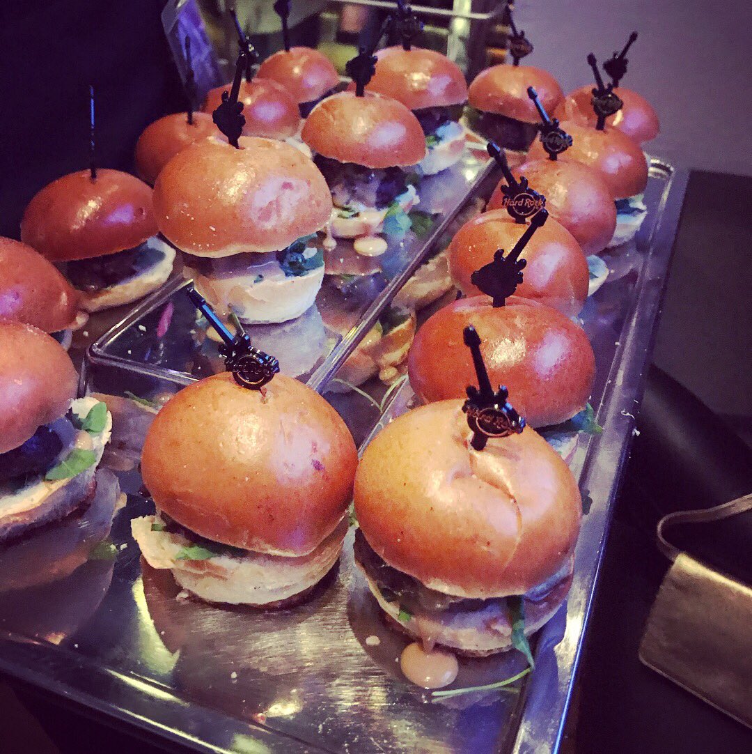 beaescribe's tweet photo. Qué 20 años no son nada... ¡Estp sí que ha sido un aniversario Gourmet! 🎈 @HRCBarcelona #20yearsrockingbcn #eventsbcn #ligestyle https://t.co/L3b1yfFi4X