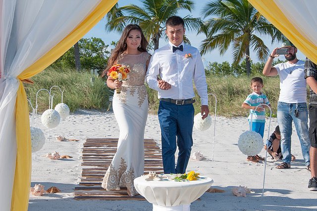 key_weddings's tweet photo. #keywestwedding #smathers beach #bride #beachwedding https://t.co/vsQdv4Gsoe