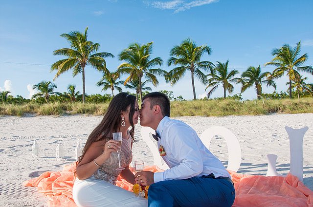 key_weddings's tweet photo. #keywestwedding #smathers beach #bride #beachwedding https://t.co/vsQdv4Gsoe