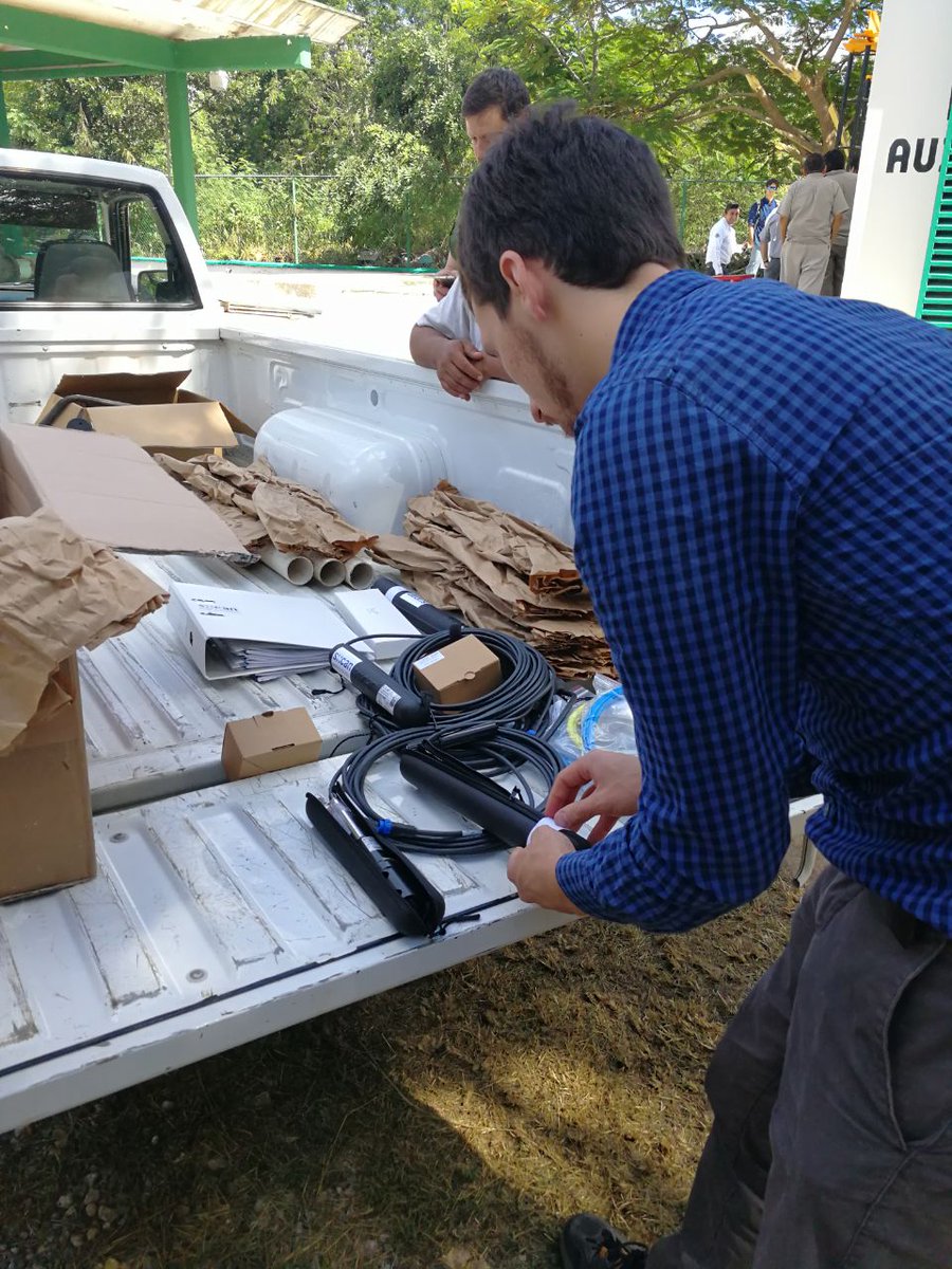 razonatura's tweet photo. Junto con @theciu , @thesiu_ ,@Qualcomm, @QCWirelessReach, sca::n y JAPAY instalando sondas de medición de parámetros hídricos #SmartWaterProject https://t.co/gj8VLwGUDk