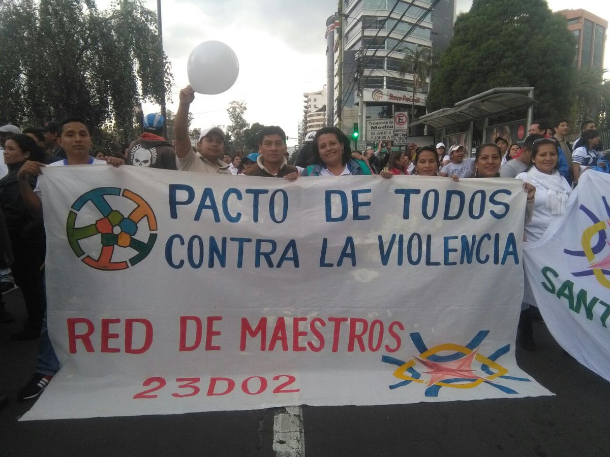 RedMaestrxsRE's tweet photo. Multitudinaria marcha de los docentes de la @RedMaestrxsEC,  porque los buenos educadores somos más. https://t.co/hceTy5YX9B