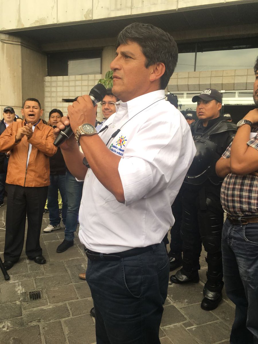 RedMaestrxsRE's tweet photo. Multitudinaria marcha de los docentes de la @RedMaestrxsEC,  porque los buenos educadores somos más. https://t.co/hceTy5YX9B