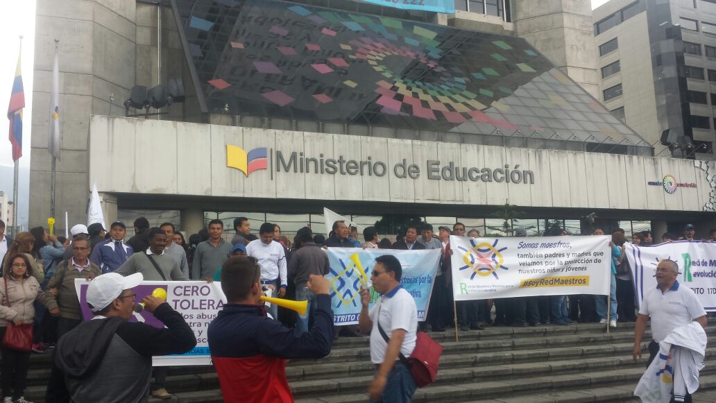 RedMaestrxsRE's tweet photo. Multitudinaria marcha de los docentes de la @RedMaestrxsEC,  porque los buenos educadores somos más. https://t.co/hceTy5YX9B
