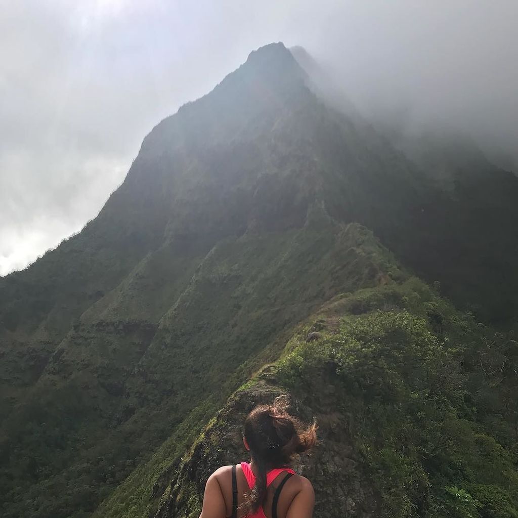 larisamajors's tweet photo. I’m A L I V E!
#madeit #phew #palinotches #firstnotch #majorstrails2017 #haolegirlhikes #climbing #hiking #hikeoah… https://t.co/fRLja2czAl https://t.co/8IovFSvBXb
