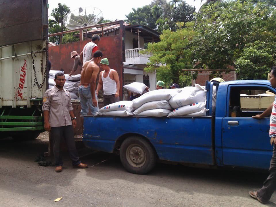 fkp2indonesia's tweet photo. Brikan yg trbaik utk petani, giat distribusi pupuk organik premajaan tnaman kakao di Kab.Pidie Jaya-Aceh #perkebunanjaya #tkpplpaceh #fkp2i https://t.co/YLcbj8XY6B