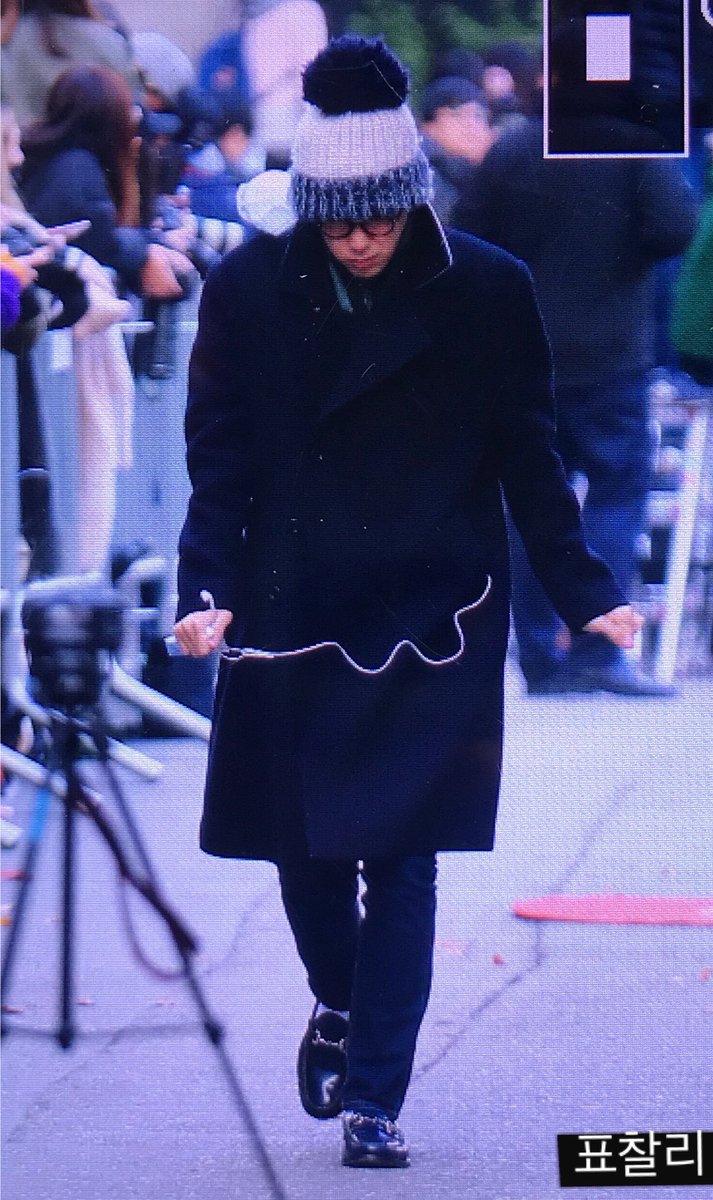 pyocharliecom's tweet photo. 171110 뮤직뱅크 출근
#블락비 #피오 #표지훈 #표찰리

오구 지후니 졸려ㅠㅠㅠ
마스크 휘날리면서 달려가써 https://t.co/BsrOJxokps