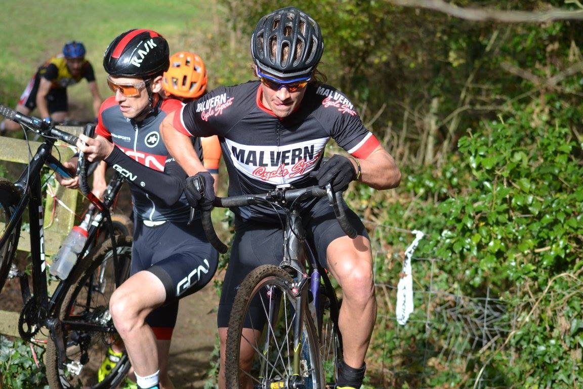 FauxPro_CC's tweet photo. Liam Killeen fighting for position with @si_richardson in Sunday's Western Cyclocross League. Visit https://t.co/yIv8OHu2uX to read the report #fauxpro #fauxprocc photo: Isobel Hayward https://t.co/i3FbbX5mai