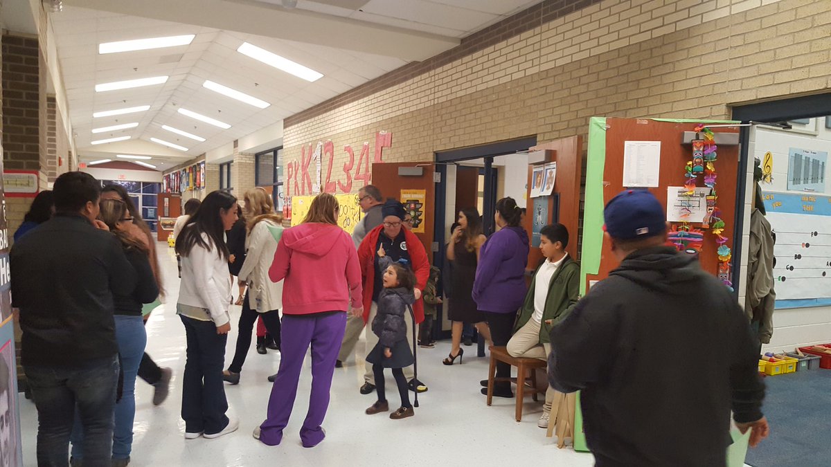 EquisVasquez's tweet photo. Great turn out for Family Literacy Night at Alice Contreras! @FWISD_DLE @EldaMRojas @khechara @CharlesTCarroll https://t.co/3cqSl9yg8m