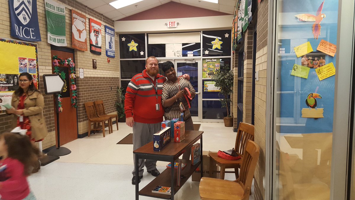 EquisVasquez's tweet photo. @FWISD_DLE @EldaMRojas @khechara @CharlesTCarroll  Alice Contreras staff raffling off prizes! https://t.co/mCl4ltyZK0