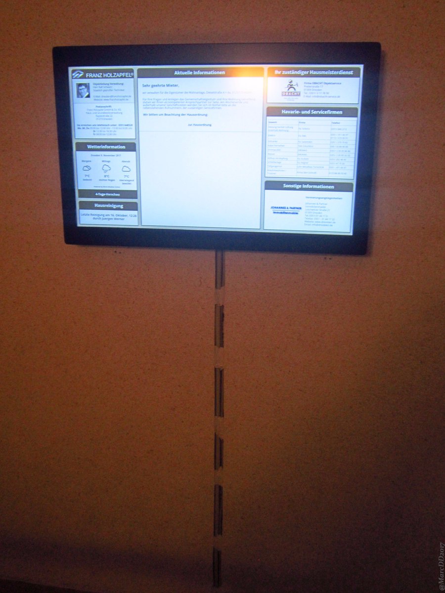 Zusatzaccount's tweet photo. Hier so sieht das aus, wenn eine #Hausverwaltung auf #supermodern machen will und dem #Digitalhype folgt! #Touchscreen, statt normale #Hausaushänge. Hoffentlich nicht mit #WLAN! 🙄 https://t.co/OybudtXrqy