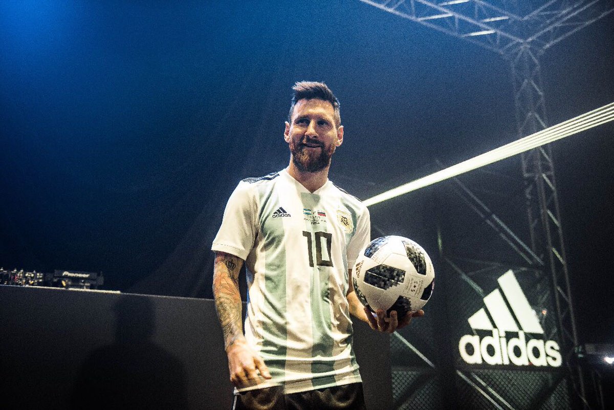 gonzalito_rey's tweet photo. #heretocreate
#telstar18
#daselaamessi
El niño ya tiene su juguete para ir a @FIFAWorldCup
Pelota oficial de @adidasAR https://t.co/HLV2c7SNa4
