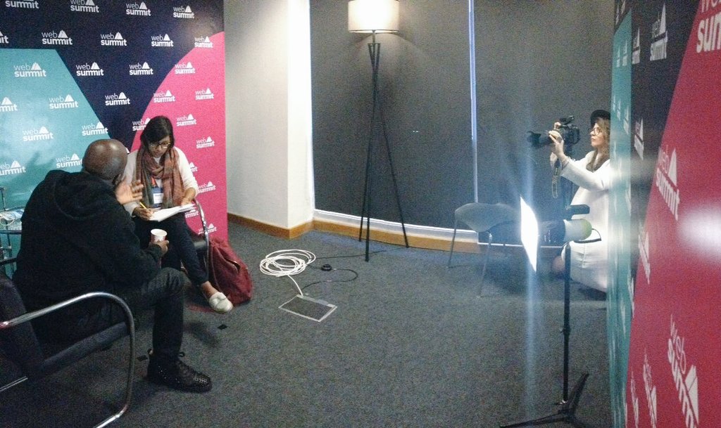 Snap_Bits's tweet photo. @wyclef grazie mille for hearing our story. Backstage view from #websummit17 #ganggang #ghostLED https://t.co/fzZmQIdQFe
