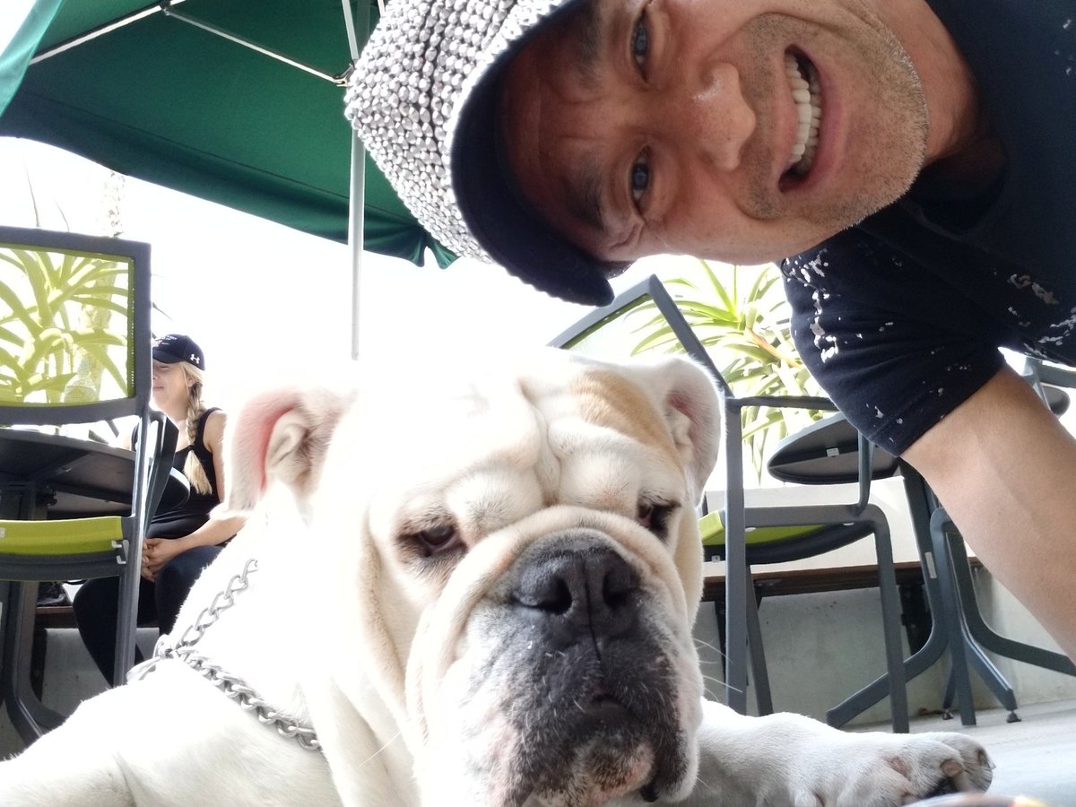 RomeKanda's tweet photo. Love living in Santa Monica CA.
He thinks I'm one of his kinds. Most of dogs are chasing me down !!! Wahaha
#santamonica
#doglover #doglovers #bulldog #bulldogs #babies #comedyshort #funnyface #chasingdownadream #prettygirls #lover #animallover https://t.co/tq4vwpgXIv