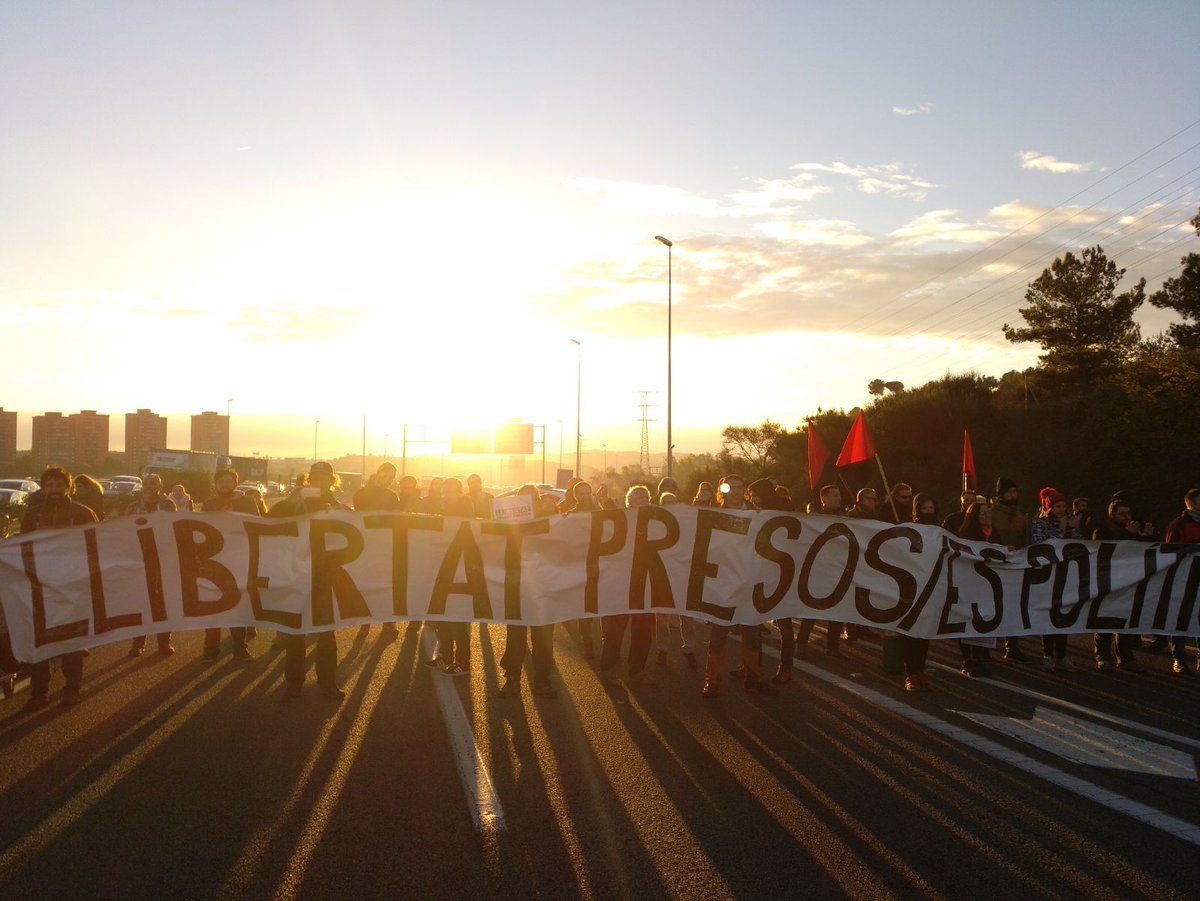 PassosLlargs's tweet photo. Brutal el dia d'ahir #8N blokejant ben d'hora la C58,C16,N150, dsprés mani x #Terrassa, x la tarda-nit-matí a #Puigcerda tallant la frontera
#LluitarCrearPoderPopular
#CDR
#UHP https://t.co/ZuFRz41O4j